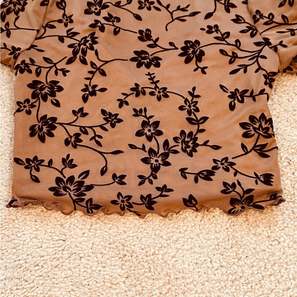 Felt Flower Overlay Crop Top - Picture 3 of 8
